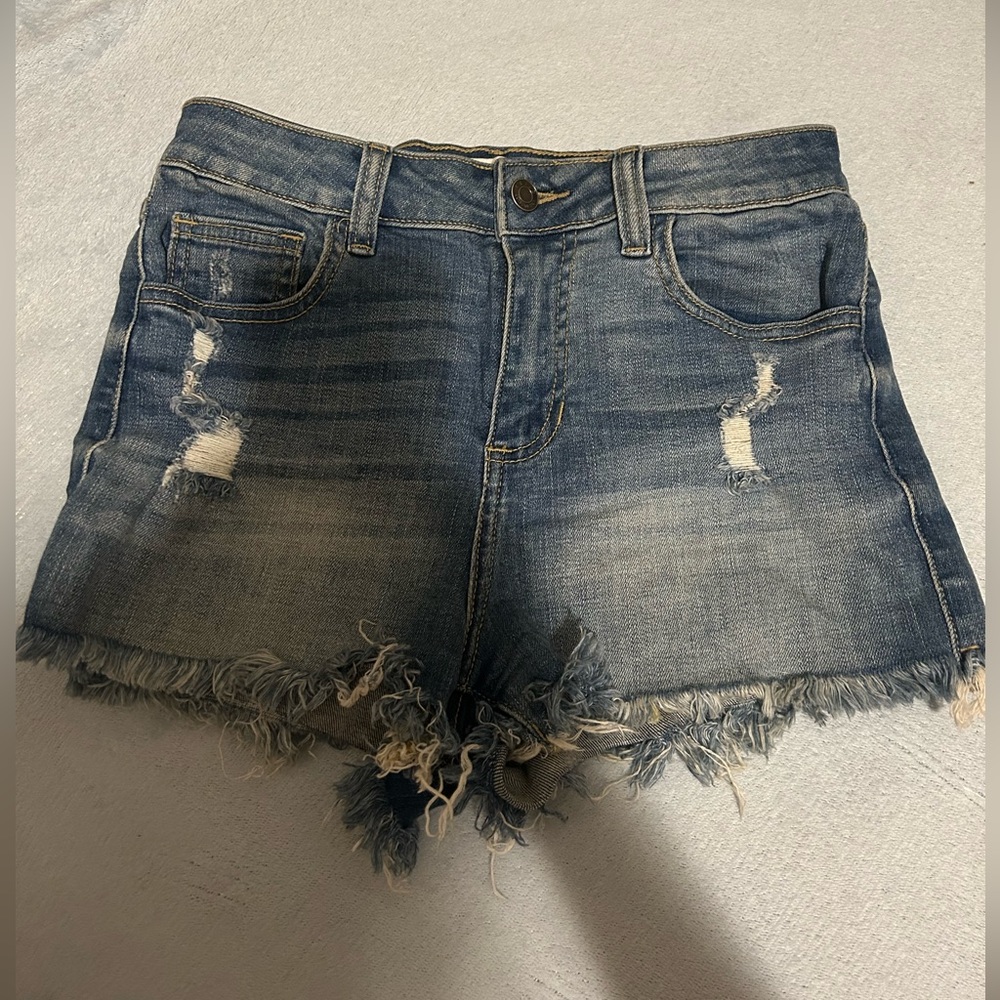 Ripped Short Jeans.